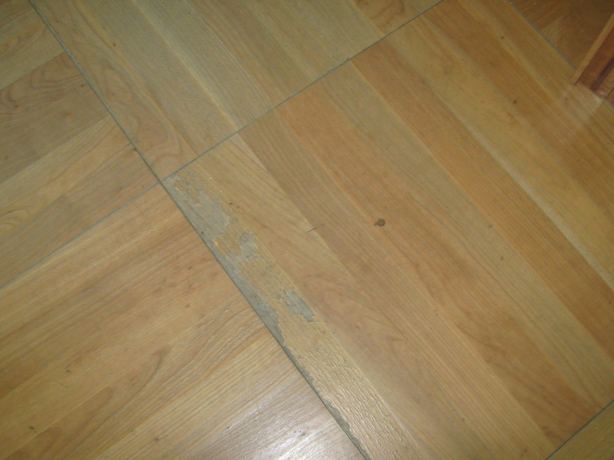 11. Particolare di pavimento degradato in parquet di doghe in legno disposte a quadri regolari: stato di fatto.
