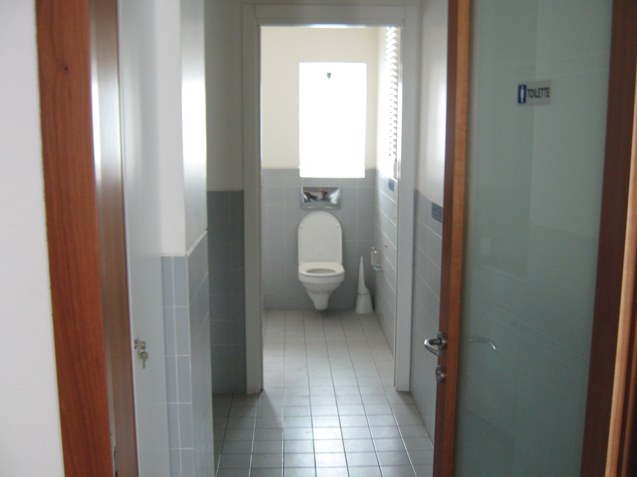 6. Locale bagno con sanitari sospesi a parete, pavimenti e pareti rivestiti con piastrelle ceramiche: stato di fatto.