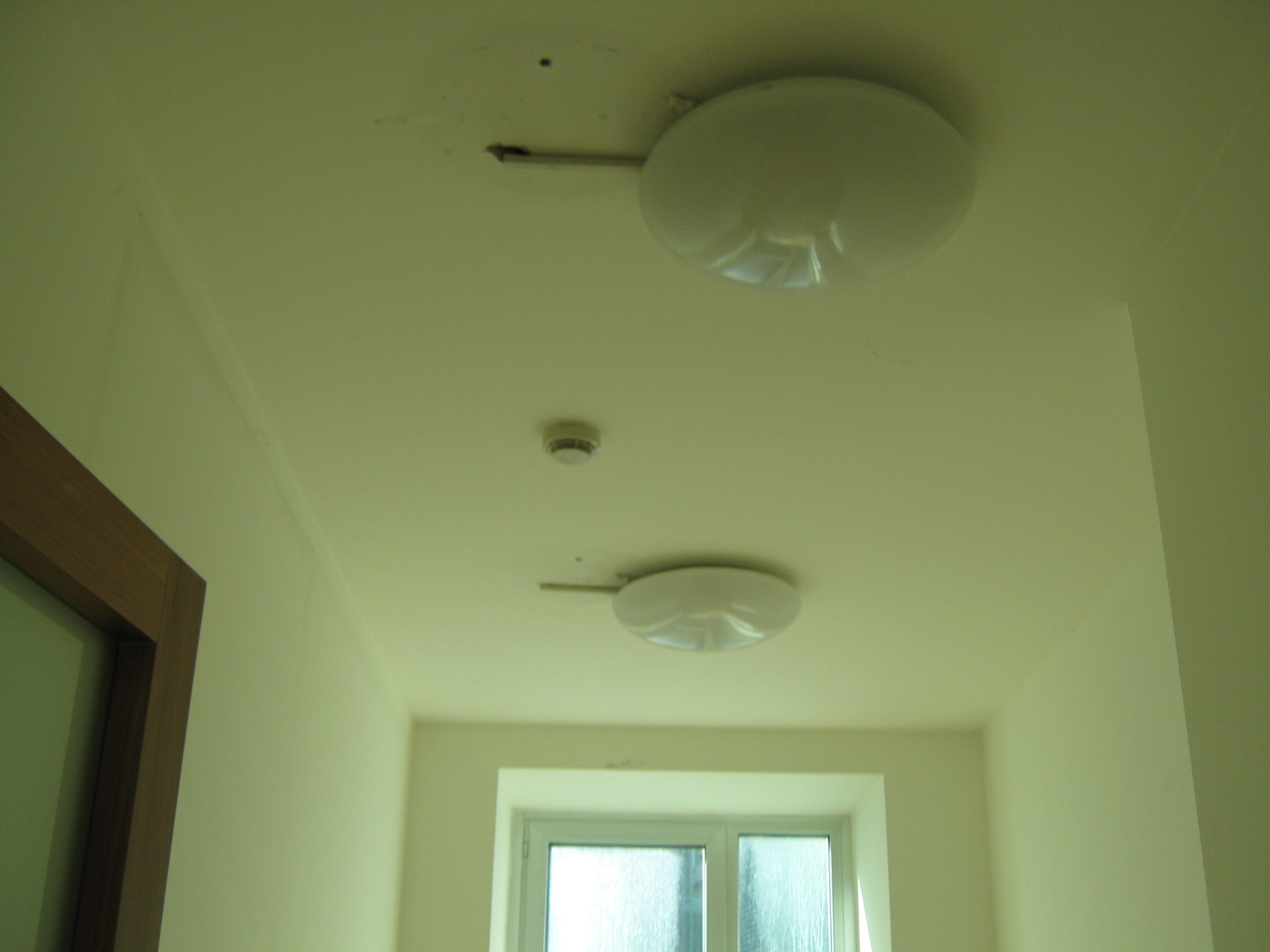 9. Illuminazione a soffitto con plafoniere: stato di fatto.