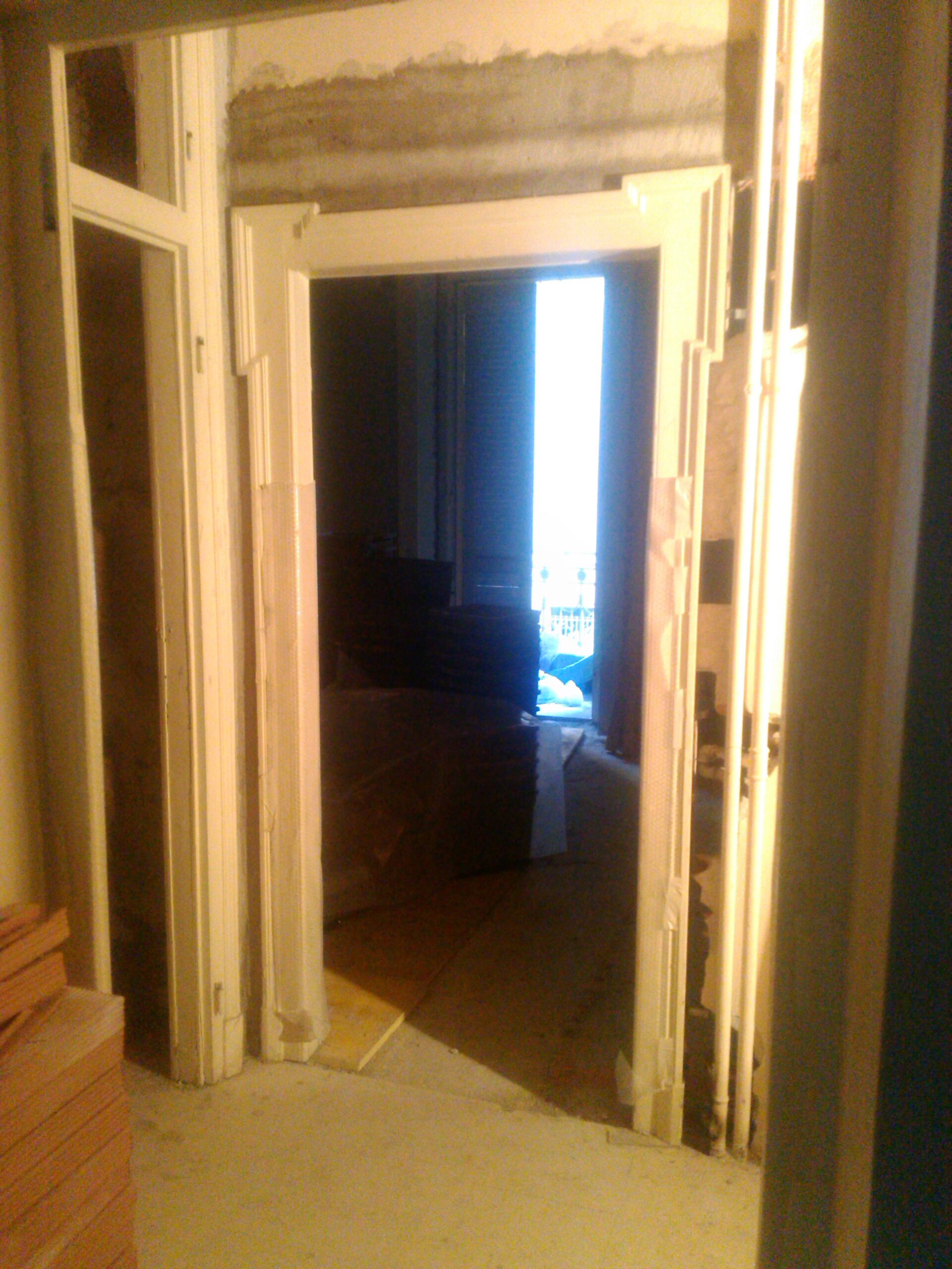 17. Installazione di imbotte porta: lavori in corso.
