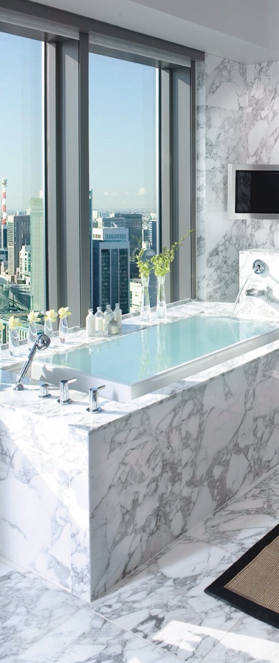 3. Finitura vasca da bagno e rivestimenti in lastre di marmo grigio e bianco: lavori ultimati.